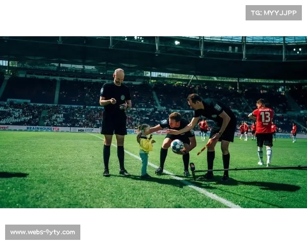 德甲裁判赛前检查场地，安全标准严格把关