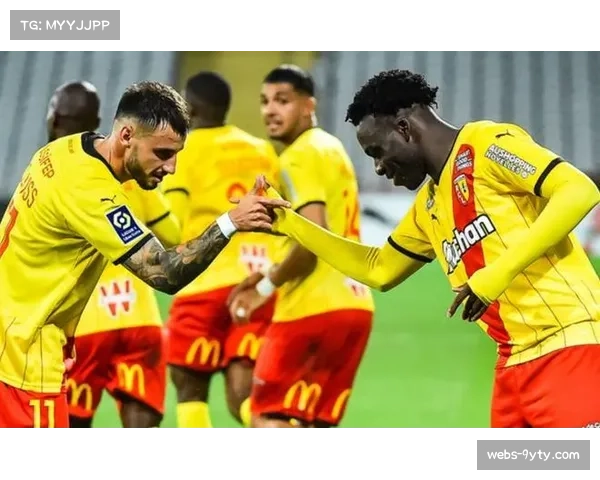 朗斯主力后腰累积黄牌停赛，对球队防守拦截体系影响显著